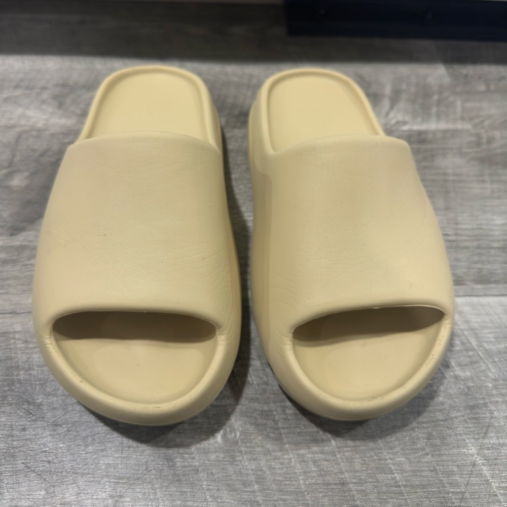 adidas Yeezy Slide
Desert Sand